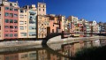 Kolorowe kamienice projektu Fusesa i Viadera nad rzeką Oynar, Girona