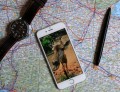 Planowanie podróży z iPhonem i mapą w ręku