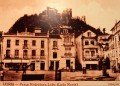 Zabytkowa pocztówka przedstawiająca główny rynek miasta i widok na zamek