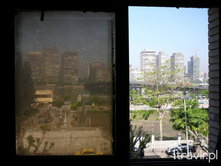 Brudne okno hostelu w Kairze