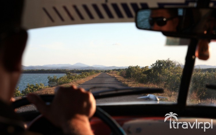 Widok z wnętrza amerykańskiej taksówki na Kubie