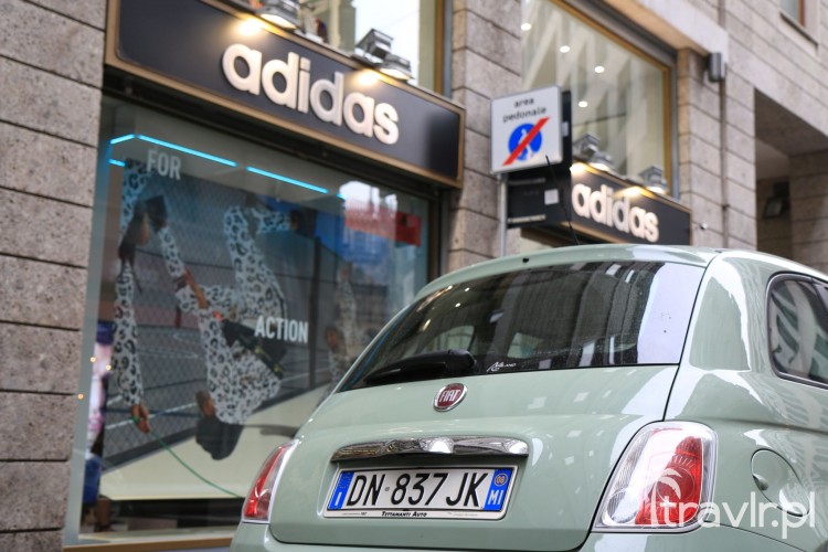 Fiat 500 pod sklepem Adidas w Medliolanie - Włochy