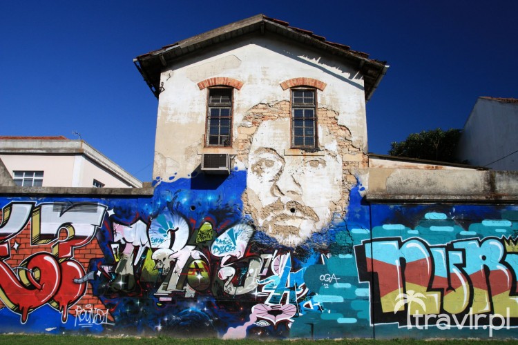 Graffiti w okolicy mostu 25 kwietnia w Lizbonie