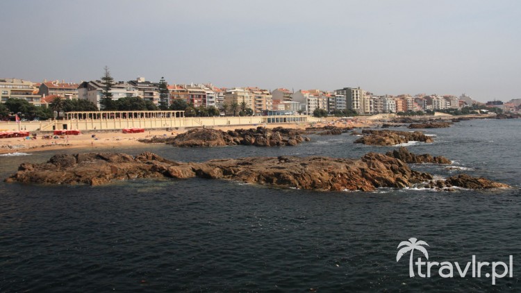 Kamienisty brzeg plaży w Porto