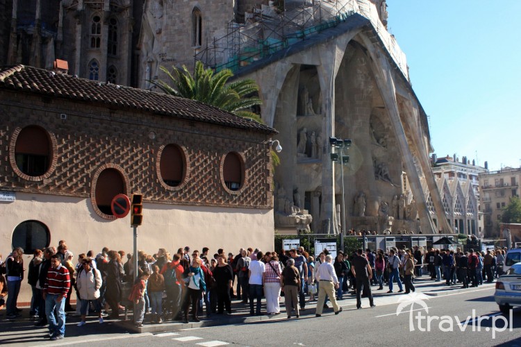 Kolejka do Sagrada Familia w Barcelonie