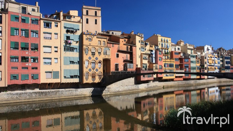 Kolorowe kamienice projektu Fusesa i Viadera nad rzeką Oynar, Girona