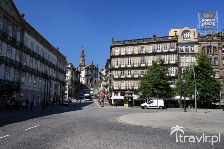Kościół Clerigos widziany z Placu Wolności w Porto