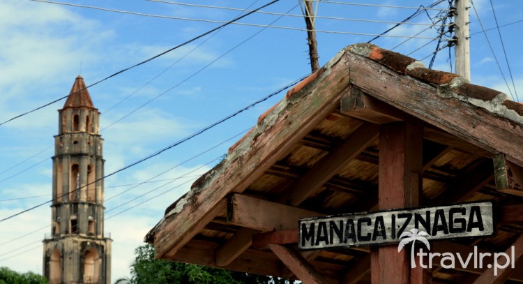 Znak Manaca Iznaga w tle wieża