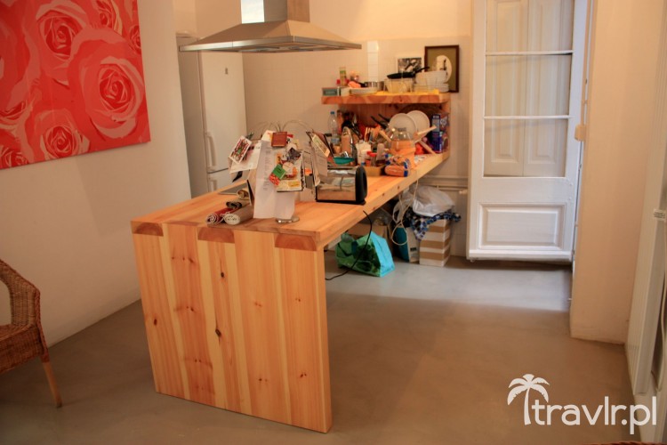 Mieszkanie o niskim standardzie wynajęte przez portal easypiso.com w Barcelonie, Hiszpania