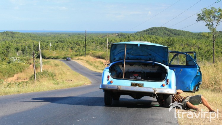 Kubańczyk naprawiający swój samochód