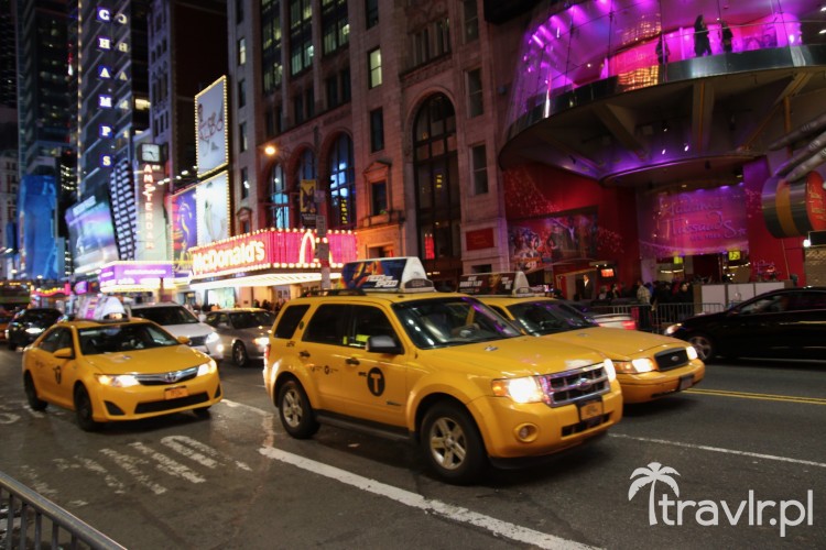 Neony i taksówki na Times Square