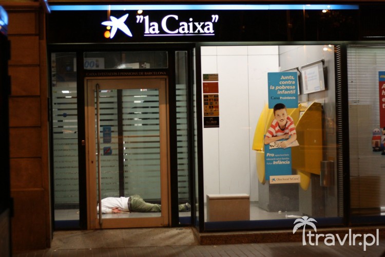 Nietypowe zastosowanie bankomatu w Barcelonie