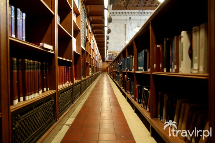 Półki z książkami w Nowojorskiej Bibliotece Publicznej