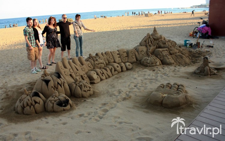 Rzeźby z piasku na plaży Barceloneta