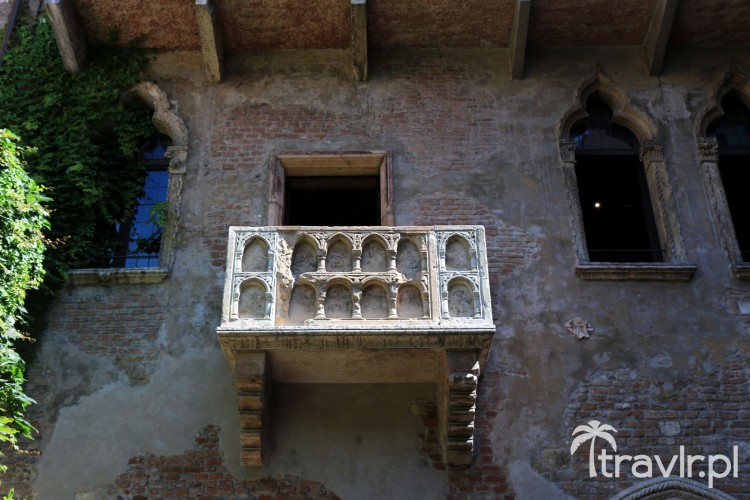 Sławny balkon Julii to jedna z atrakcji turystycznych w Weronie, którą można obejrzeć za darmo