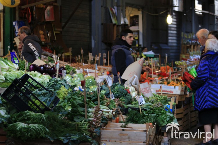 Stragan z owocami i warzywami w markecie Vucciria