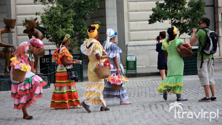 Tradycyjne ubrane Kubanki w Hawanie
