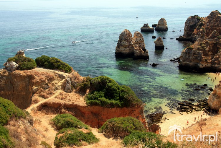 Вид на пляж со скалы в Лагос