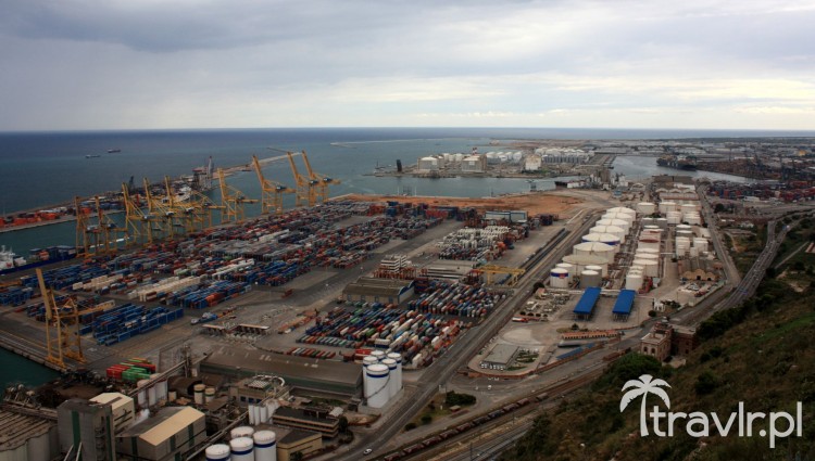 Z wzgórza Montjuic widać bardziej przemysłową część barcelońskiego portu