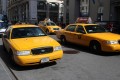 Żółte taksówki na ulicy Nowego Jorku