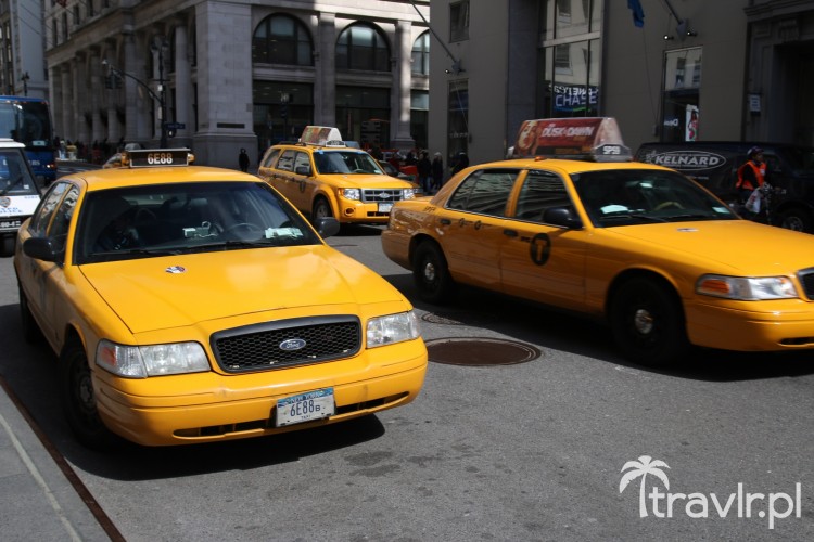 Żółte taksówki na ulicy Nowego Jorku