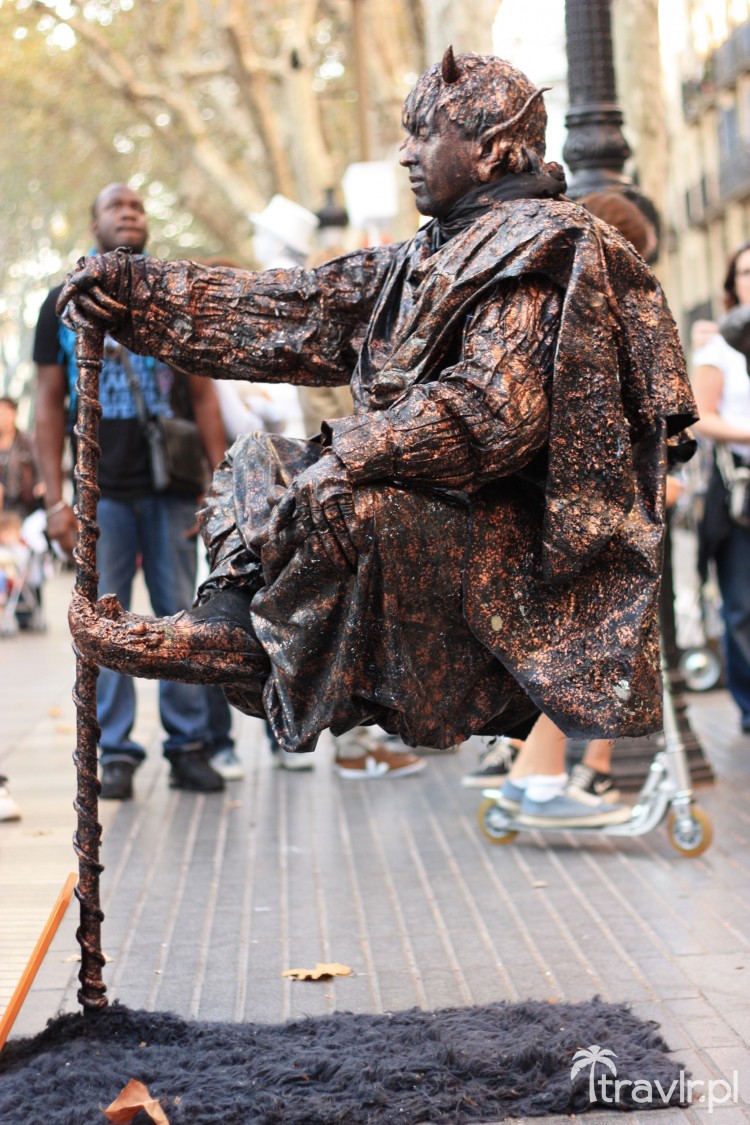 Żywe posągi na La Rambla w Barcelonie